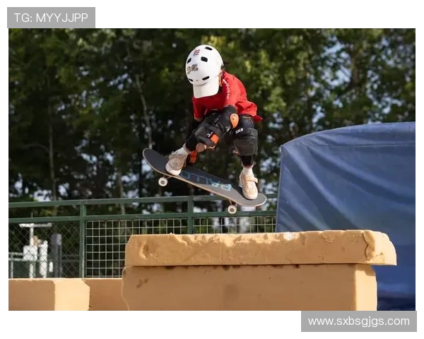 杭州滑板队创下耐力新纪录引发热议滑板运动再攀高峰 杭州滑板队创下耐力新纪录引发热议滑板运动再攀高峰